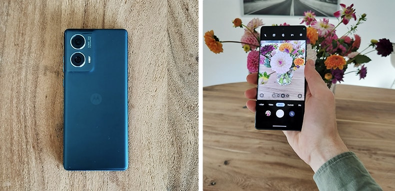 Fotocollage met aan de linkerkant de blauwe achterkant van een Motorola Edge 50 Fusion-smartphone op een houten tafel, aan de rechterkant een hetzelfde toestel dat een foto neemt van een boeket bloemen. 